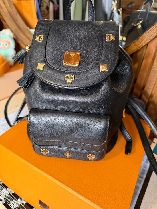 black mini leather backpack gold Little Unicorn Skyline feel comfortable and put together no matter what comes your way Saint Laurent Black Backpack Gold